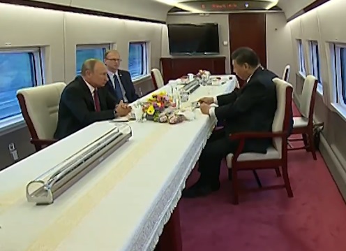 L&atilde;nh đại hai nước Nga - Trung thưởng tr&agrave; tr&ecirc;n t&agrave;u 