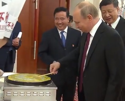 &Ocirc;ng Putin l&agrave;m m&oacute;n b&aacute;nh tr&aacute;ng đứng cạnh l&agrave; C