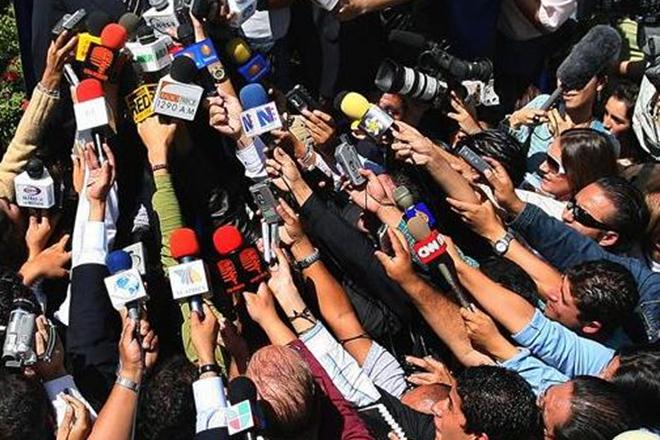 Cảnh t&aacute;c nghiệp bận rộn của c&aacute;nh ph&oacute;ng vi&ecirc;n quốc t