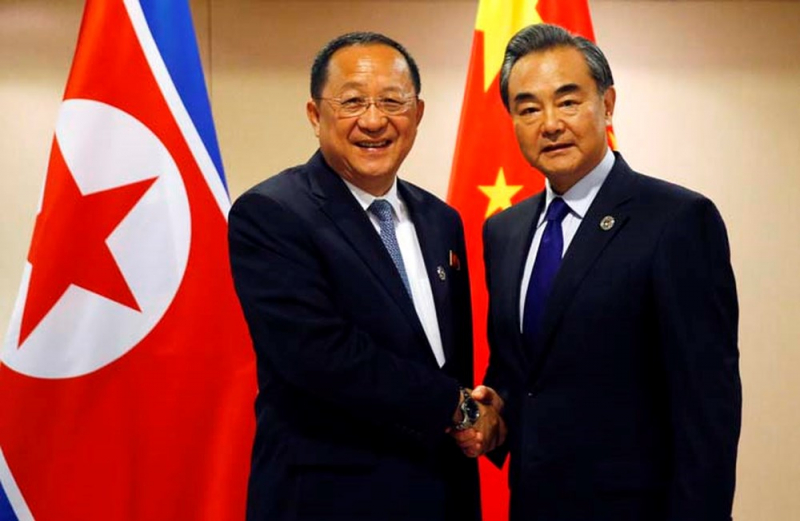 &Ocirc;ng Ri Yong-ho v&agrave; &ocirc;ng Vương Nghị - ảnh tư liệu