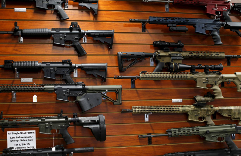 Một kệ b&aacute;n s&uacute;ng trong si&ecirc;u thị ở Mỹ