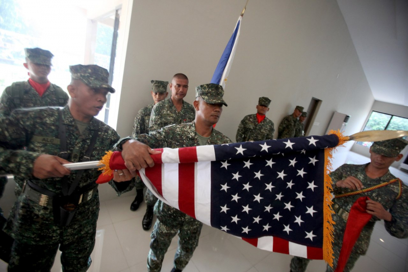 Qu&acirc;n đội Mỹ v&agrave; qu&acirc;n đội Philippines