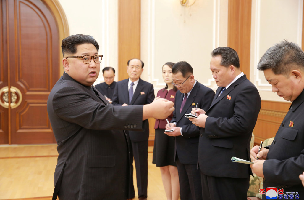 &Ocirc;ng Kim Jong Un v&agrave; c&aacute;c quan chức Triều Ti&ecirc;n.
