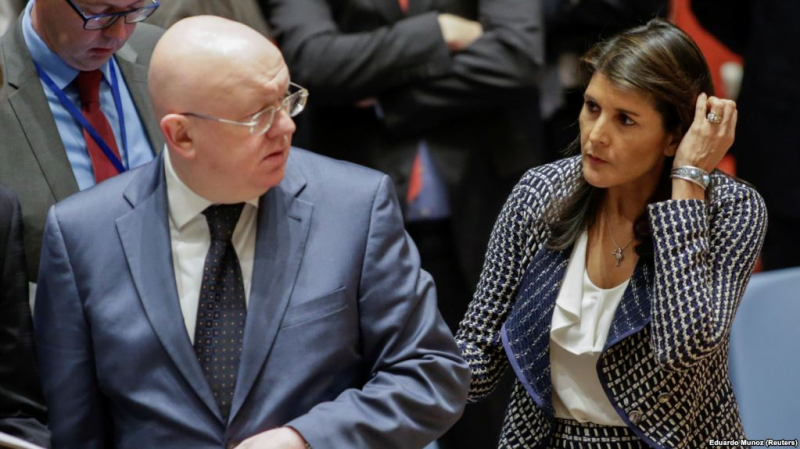 Vasily Nebenzya v&agrave; b&agrave; Hayley