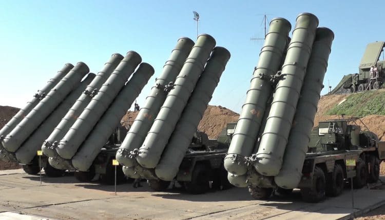 Ba xe ph&oacute;ng mang t&ecirc;n lửa S-400