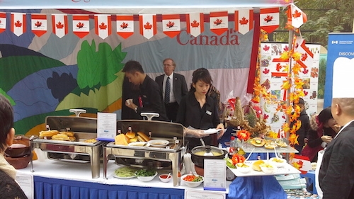 Gian h&agrave;ng Canada trong li&ecirc;n hoan