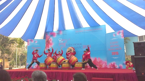 tiết mục m&uacute;a trống hội mở m&agrave;n li&ecirc;n hoan