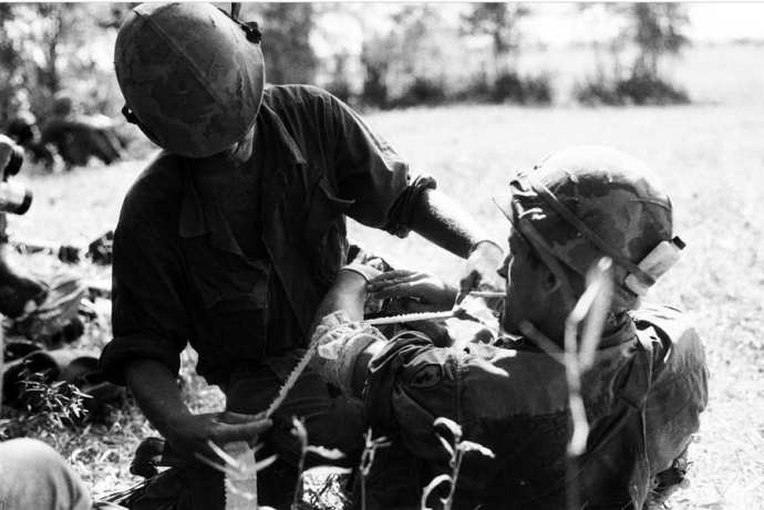 8. B&aacute;c sỹ qu&acirc;n y xử l&yacute; vết thương của một người l&iacute;