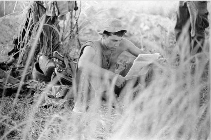 9. Người l&iacute;nh n&agrave;y đang đọc thư nh&agrave;