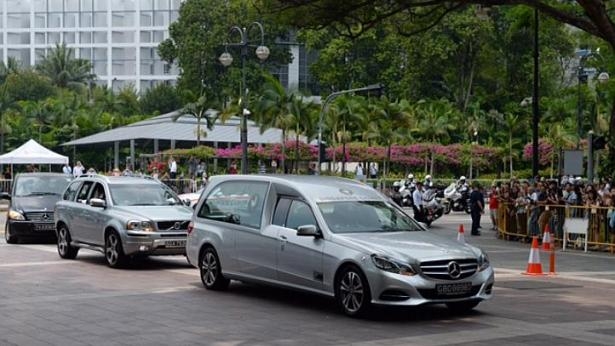 1. Đo&agrave;n xe chở thi thể &ocirc;ng L&yacute; Quang Diệu tới Istan