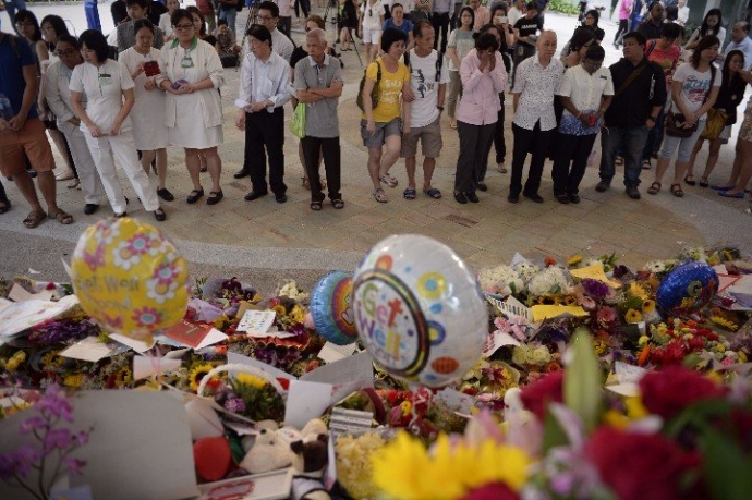 1. D&ograve;ng người tưởng niệm tại bệnh viện đa khoa Sin