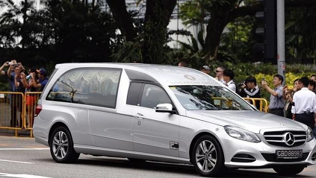 Chiếc xe chở quan t&agrave;i của &ocirc;ng L&yacute; Quang Diệu đến Is