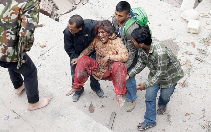 5. Người phụ nữ n&agrave;y may mắn được cứu ra từ đống đổ