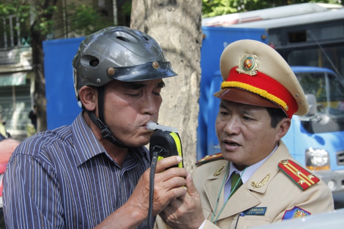 CSGT H&agrave; Nội kiểm tra nồng độ cồn một người điều kh