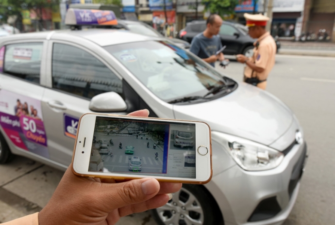 Một chiếc taxi vượt đ&egrave;n đỏ bị camera ghi h&igrave;nh v&agrave; c