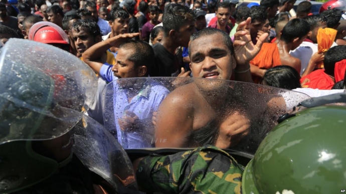 Người biểu tình Sri Lanka đụng độ với c