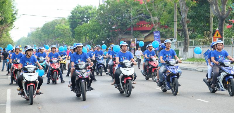 Diễu h&agrave;nh tuy&ecirc;n truyền đội mũ bảo hiểm khi đi xe m