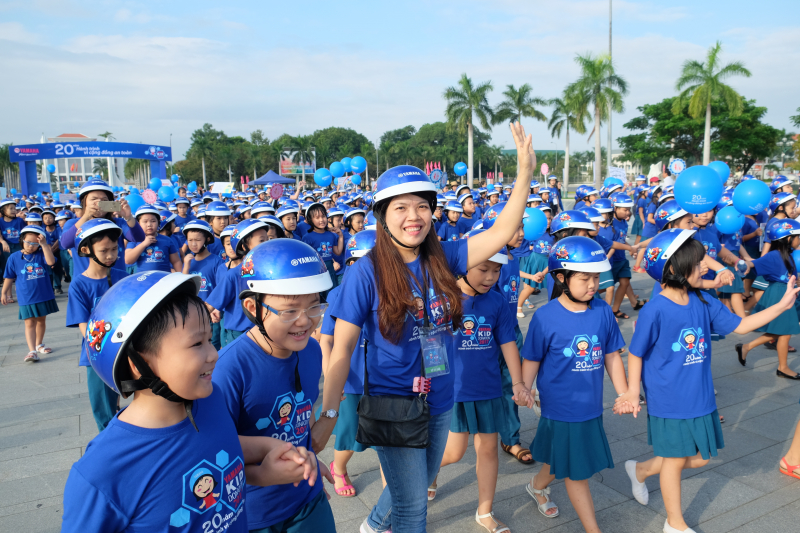 Nụ cười của c&ocirc; gi&aacute;o v&agrave; c&aacute;c em học sinh tham gia ch