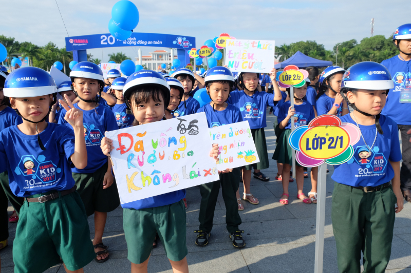 Nhiều khẩu hiệu tuy&ecirc;n truyền về ATGT đ&atilde; được c&aacute;c e