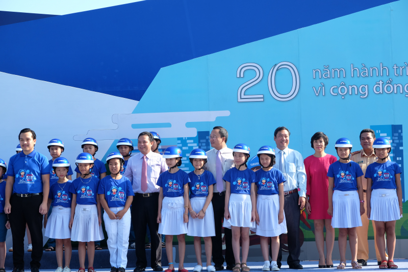 Trao tặng Mũ bảo hiểm cho c&aacute;c em học sinh tr&ecirc;n địa