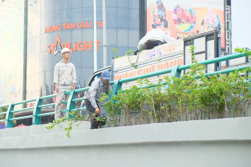 V&agrave; sắp đặt trang tr&iacute; tr&ecirc;n cửa hầm