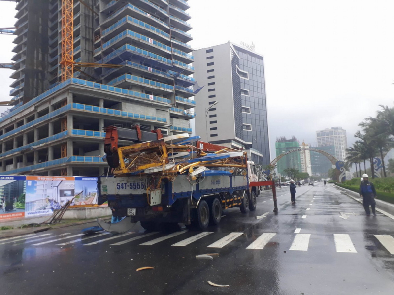 vov_ Th&aacute;o dỡ cổng ch&agrave;o ng&atilde; đổ để đảm bảo giao th&ocirc;n