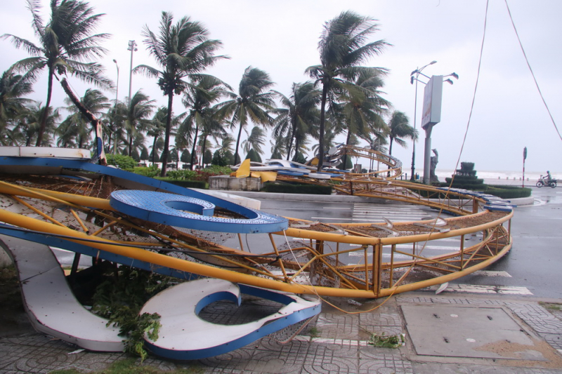 vov_ Cổng ch&agrave;o ng&atilde; chắn ngang đường V&otilde; Nguy&ecirc;n Gi&aacute;p