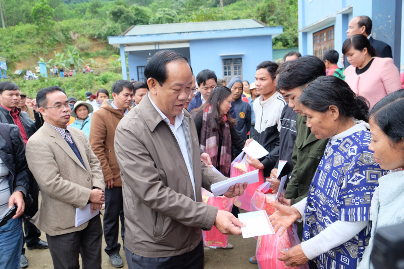 CT Thu tặng qu&agrave; cho người d&acirc;n