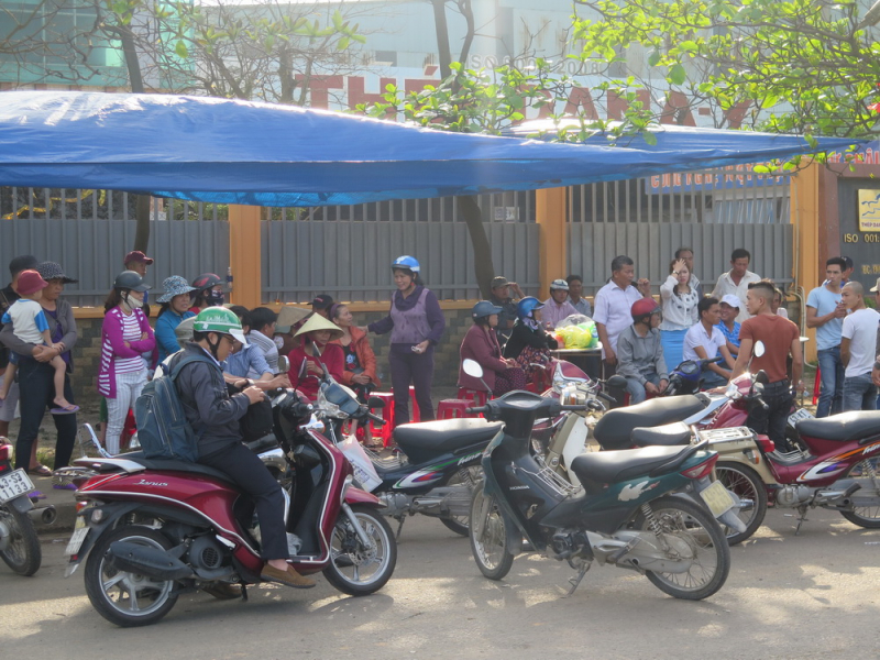 vov_ Người d&acirc;n tụ tập trước Nh&agrave; m&aacute;y Th&eacute;p Da Na- &Yacute; 