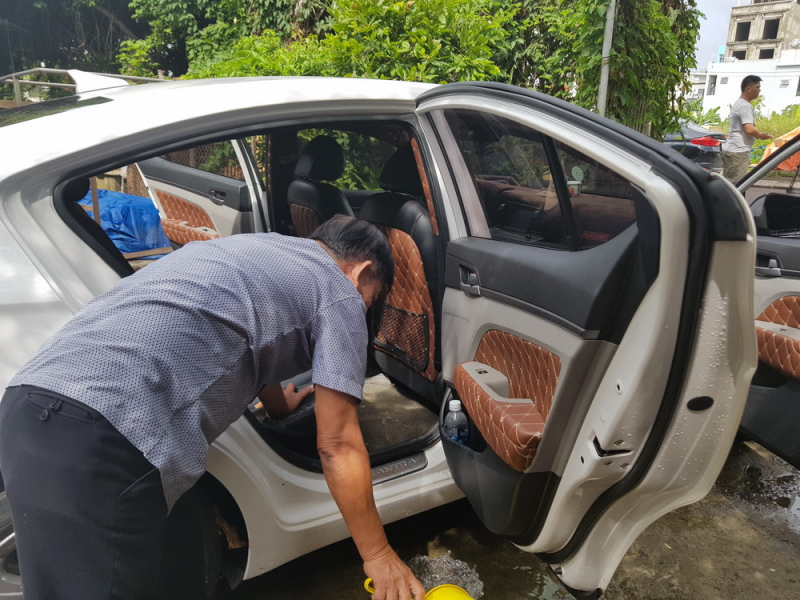  Nước tr&agrave;n v&agrave;o xe &ocirc; t&ocirc; nh&agrave; &ocirc;ng Huỳnh Văn Ch&iacute;nh ở t