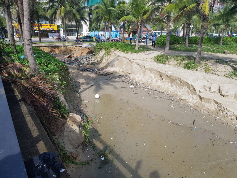 Điểm sạt lở k&eacute;o d&agrave;i đến đường Ho&agrave;ng Sa