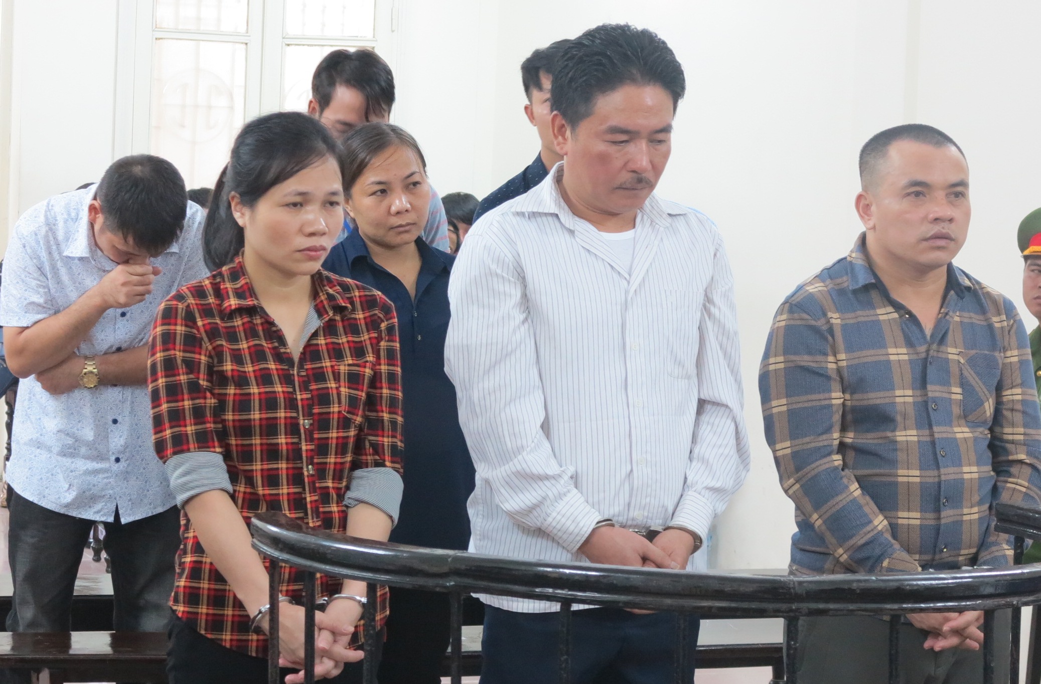 Le Thi Tuyet Hanh (ngoai cung, ben trai) cung dong