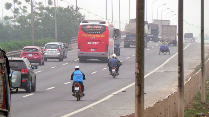 xe-may-danh-du-voi-tu-than-tren-dai-lo-thang-long