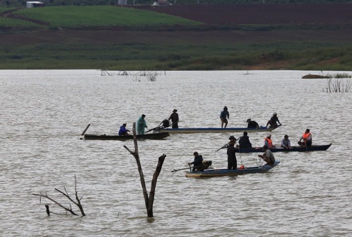 Cuu ho cuu nan ba nan nhan lat thuyen