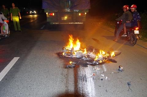 va-cham-voi-container-3-anh-em-tu-vong-xe-chay-rui