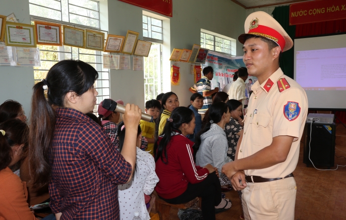 nguoi dan tham gia tra loi cau hỏi về luật GT