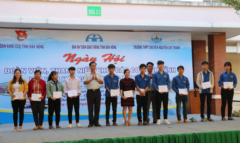 Tặng quà cho thân nhân các nạn nhân bị ta