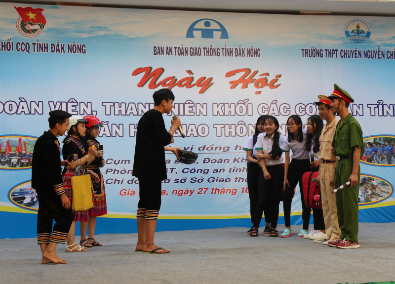 Tiểu phẩm tuyên truyền ATGT do học sinh Tr