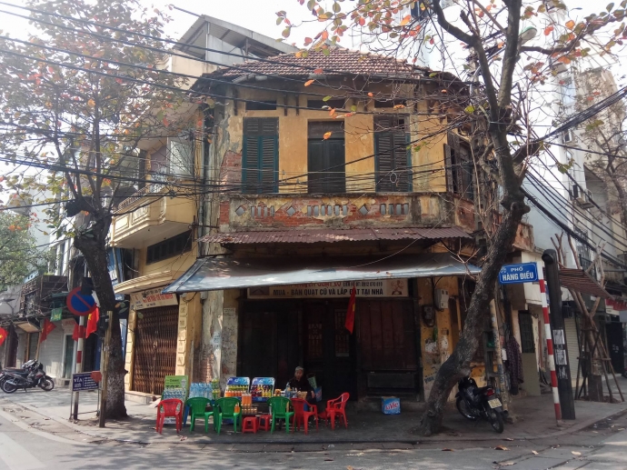 Cụ b&agrave; b&aacute;n nước ch&egrave; b&igrave;nh y&ecirc;n trong phố cổ