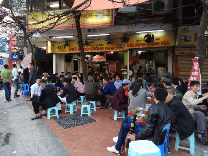 Đặc sản Bia hơi vỉa h&egrave; H&agrave; Nội l&uacute;c n&agrave;o cũng đ&ocirc;ng kh