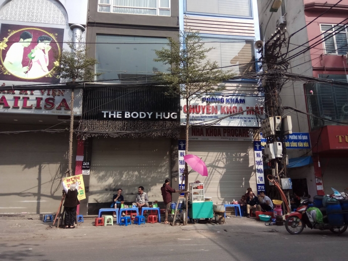 Nhiều h&agrave;ng qu&aacute;n vốn ở trong ng&otilde; th&igrave; Tết bung ra vỉ