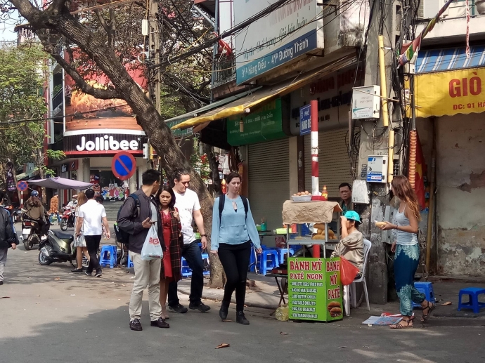 Quầy b&aacute;nh m&igrave; mở h&agrave;ng kh&ocirc;ng kh&aacute;c g&igrave; ng&agrave;y thường