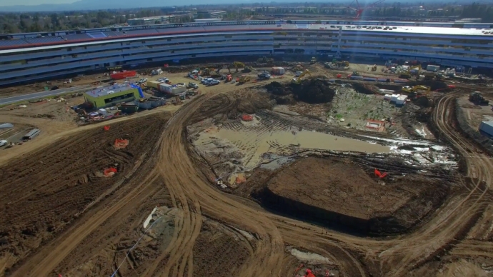 Khu đất nằm v&ograve;ng trong vẫn ngổn ngang v&agrave; đầy nước