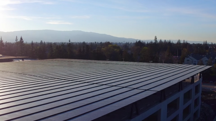 Phần m&aacute;i của b&atilde;i để xe cũng được phủ k&iacute;n pin năng 