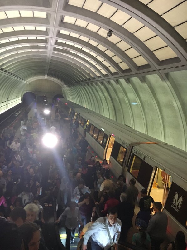 chay-no-tai-2-ga-tau-dien-ngam-o-thu-do-washington