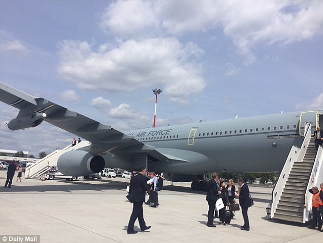 M&aacute;y bay t&acirc;n trang