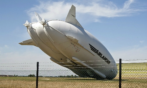 Airlander 10 gặp chúc đầu xuống đất khi hạ cánh