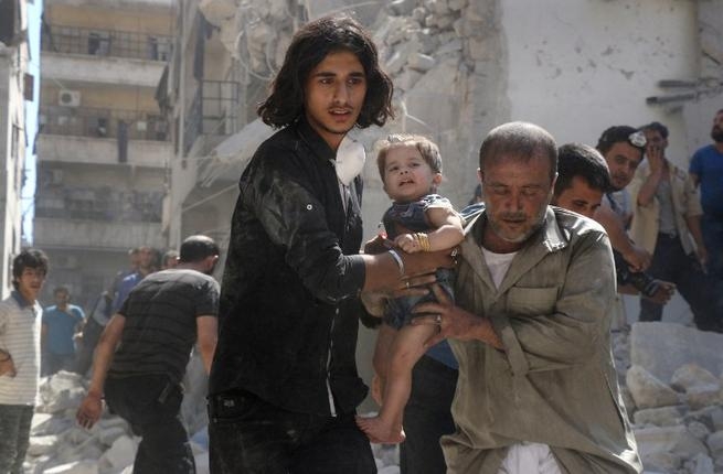 Em nhỏ người Syria được giải cứu từ một đống đổ n&aacute;