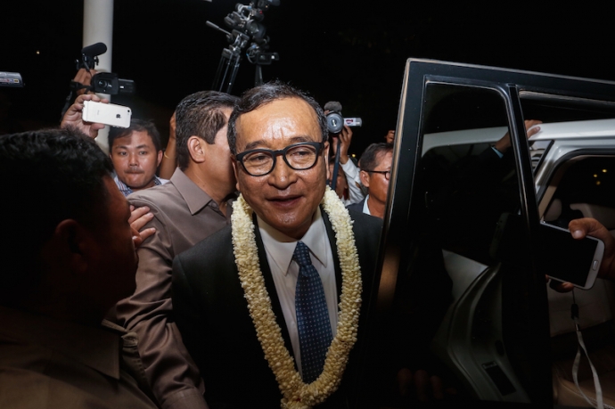 &Ocirc;ng Sam Rainsy tại s&acirc;n bay Phnom Penh th&aacute;ng 11 năm