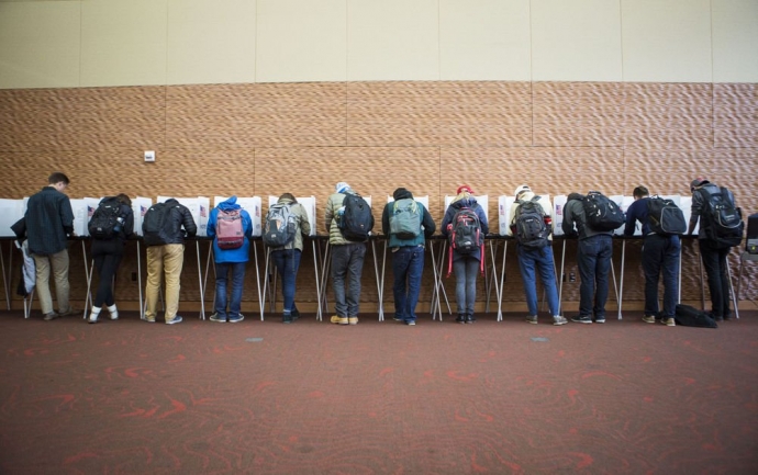 Người d&acirc;n Mỹ đi bầu cử sớm ở Minn